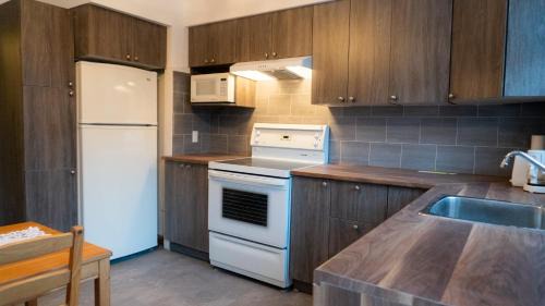 Cote-Des-Neiges—Notre-Dame-De-Grace House | MontREAL HOMES - Affordable Rooms, Smart TV, Shared Kitchen
