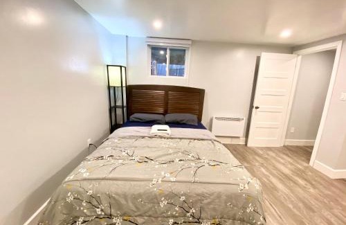 Cote-Des-Neiges—Notre-Dame-De-Grace House | MontREAL HOMES - Affordable Rooms, Smart TV, Shared Kitchen
