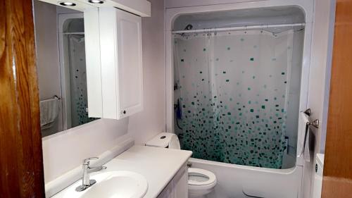 LaSalle Apartment | Montreal One-Bedroom Apartment Number2 with shared-bathroom and shared kitchen