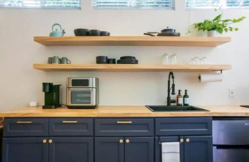 Holly Apartment | Moody and Bright - Peaceful St less than 5 min to the Action