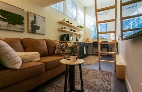 Holly Apartment | Moody and Bright - Peaceful St less than 5 min to the Action