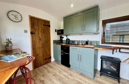 Blaisdon Cottage | MOOFFITCH RIVERVIEW HUT, pet friendly, with hot tub in Gloucester