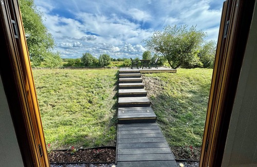 Blaisdon Cottage | MOOFFITCH RIVERVIEW HUT, pet friendly, with hot tub in Gloucester