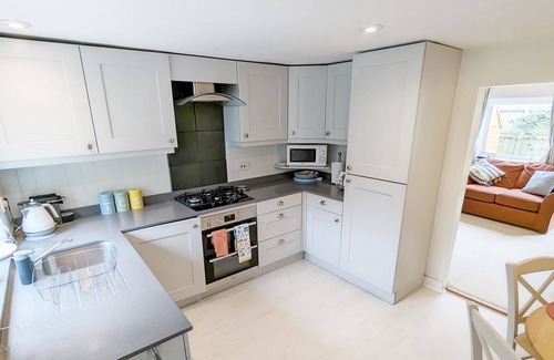 Emsworth Cottage | Moon Cottage - sleeps 4 guests in 2 bedrooms
