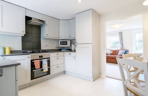 Emsworth Cottage | Moon Cottage - sleeps 4 guests in 2 bedrooms
