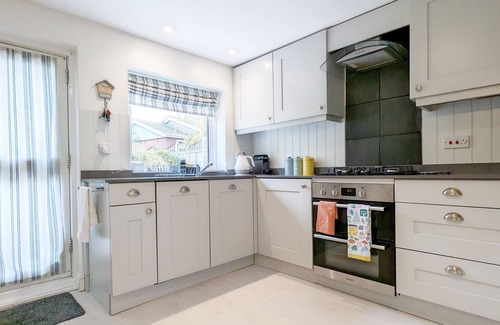 Emsworth Cottage | Moon Cottage - sleeps 4 guests in 2 bedrooms