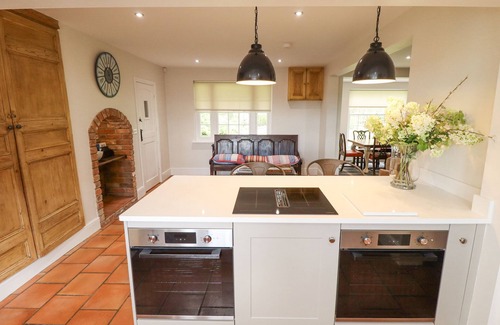 Scunthorpe House | MOON FIELD LODGE, family friendly, with open fire in Epworth