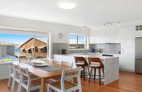 Terrigal Apartment | MOON GLOW| Views, Short walk to beach | Accom Holidays