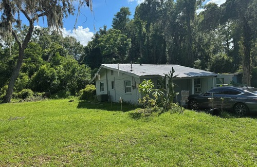 Moon Lake Estates Cottage | Moon Lake Cottage Retreat in New Port Richey - 3 br/1bath w/RV Access!