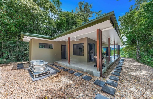 Strathdickie House | Moondance Escape is a unique, secluded retreat yet only 15mins from Airlie Beach