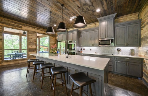 Broken Bow Cabin | Moonlight Creek, Creekside, Playset, Bunks,Gameroom, Hot Tub, Pool Table, Ev Outlet