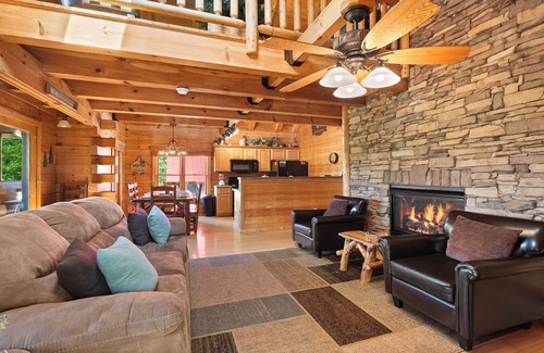 Sevierville Cabin | Moonlight Pines Lodge- 4bdrm, Pool Table, Mountain View