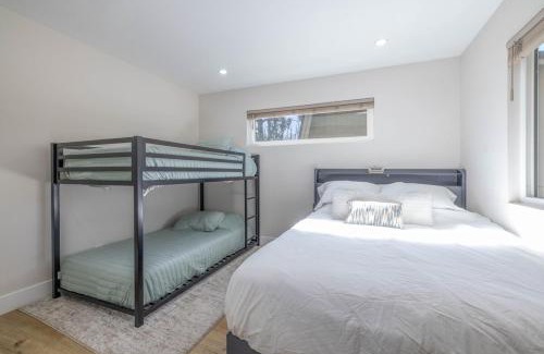 Whispering Forest House | Moonlight Ridge Jacuzzi, Gated, EV Charge, Cent AC