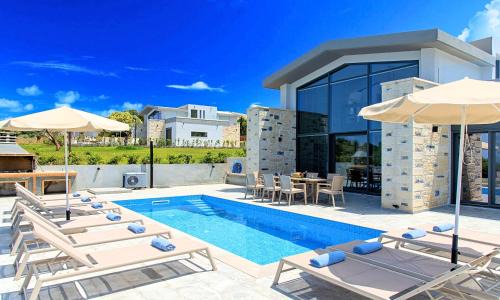 Mathes Villa | Moonlights Villas Heated Pool