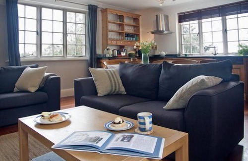 Cadgwith Cottage | Moonsail in Cadgwith Cove- sleeps 4 guests in 2 bedrooms