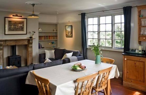 Cadgwith Cottage | Moonsail in Cadgwith Cove- sleeps 4 guests in 2 bedrooms