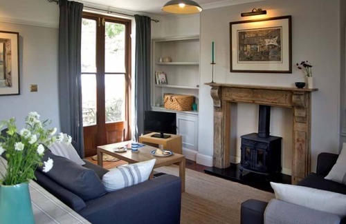 Cadgwith Cottage | Moonsail in Cadgwith Cove- sleeps 4 guests in 2 bedrooms