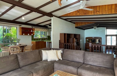 Traviston House | Moonshadow-Burrum Heads- Beachfront- 3BR- Water Views
