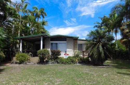 Traviston House | Moonshadow-Burrum Heads- Beachfront- 3BR- Water Views