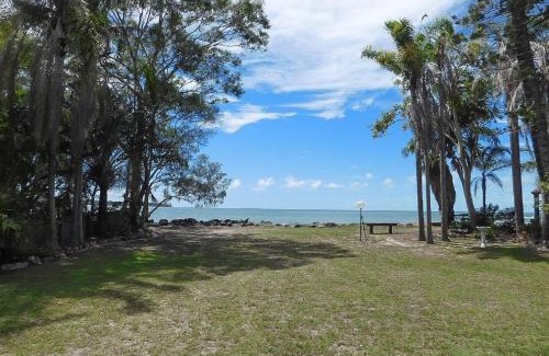 Traviston House | Moonshadow-Burrum Heads- Beachfront- 3BR- Water Views