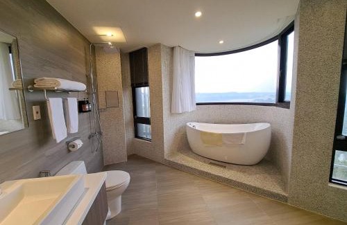 Pingzhen District Hotel | Moonshine Inn
