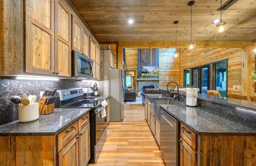 Broken Bow Cabin | Moonshine Mountain · Game Room: Skeeball + Air Hockey | Sleeps 25!