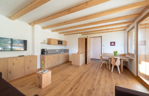Marlengo Apartment | Moosbichlerhof apartment 70 m2 with 2 bedrooms, terrace, pool, Merano Card