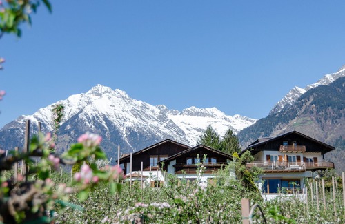 Marlengo Apartment | Moosbichlerhof apartment 70 m2 with 2 bedrooms, terrace, pool, Merano Card