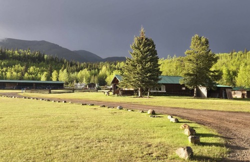 Buckinghorse River Cabin | Moose Cabin at Sikanni Ranch