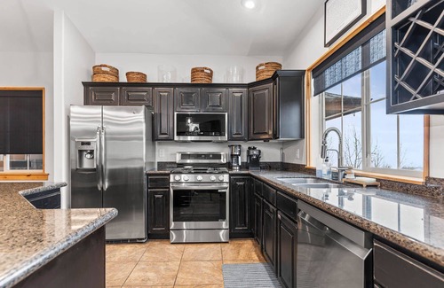 Bear Hollow Village Condo | Moose Mgmt at Bear Hollow 3401 Free Shuttle-Top Floor-Pool-Hot Tub-Dogs Welcome