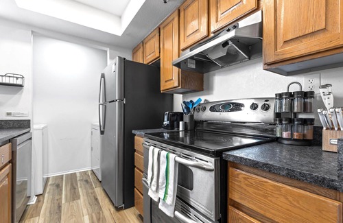 Kimball Junction Condo | Moose Mgmt at Powderwood 12N: King Bed-Pool-BBQ & Picnic area
