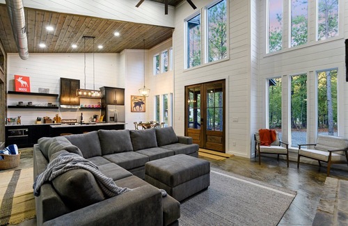 Pickens Cabin | Moosin' Around, Family Cabin, Hot Tub, Firepit, Secluded, Playset
