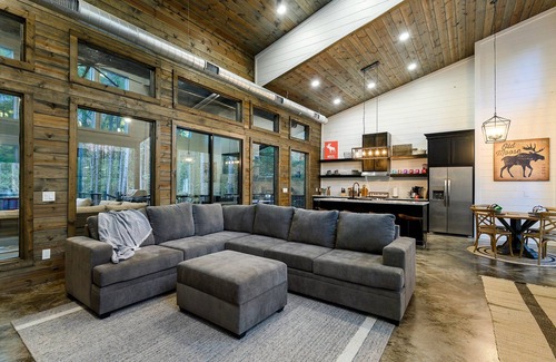 Pickens Cabin | Moosin' Around, Family Cabin, Hot Tub, Firepit, Secluded, Playset