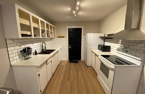 Northeast Edmonton House | Morden Newly Renovated 1br Flats, Walk To Whyte