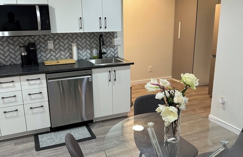 Calgary House | Mordern guest suit in NE Calgary