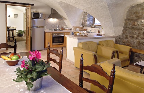 Maia de Montcal Cottage | More Riera SPECTACULAR FARMHOUSE near Besalú for 13 people