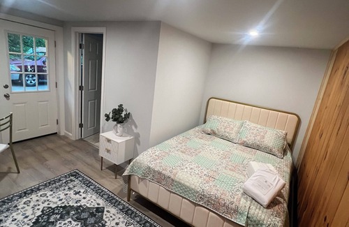 Boothbay Hotel | More then a Motel With Garden , Renovated Rooms at heart of Boothbay