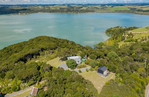 Te Tii House | Morepork Cottage with Award Winning Sea Views