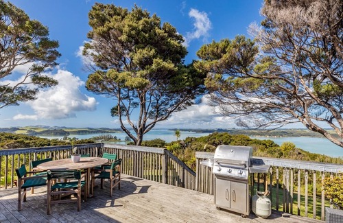 Te Tii House | Morepork Cottage with Award Winning Sea Views