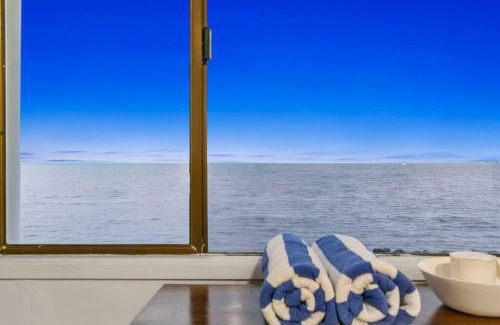 Beachmere Apartment | Moreton Views!
