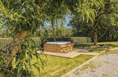 Condat-sur-Vezere Ski Chalet | Morganetta is a charming chalet with heated pool and jacuzzi