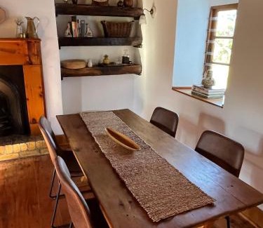 Bathurst House | Morley House - Charming 1820 Settlers Cottage