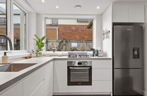 Kingsland House | Morning Breeze Retreat with Patio, BBQ and Parking