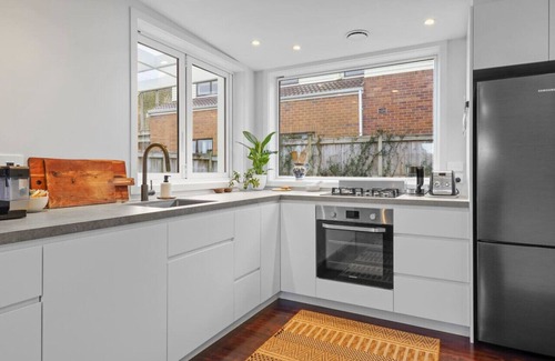 Kingsland House | Morning Breeze Retreat with Patio, BBQ and Parking