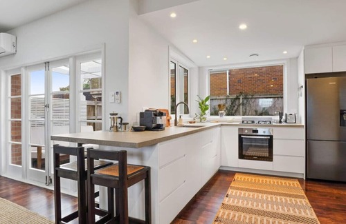 Kingsland House | Morning Breeze Retreat with Patio, BBQ and Parking