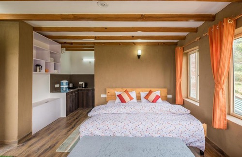 Kaul Apartment | Morning Ridge, Studio overlooking the hills w wifi by Roamhome