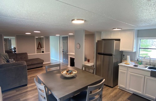 West Jefferson House | Morning SideView-Charming 2-bedroom mobile home with WiFi, AC in West Jefferson.