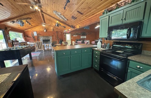 Afton Cabin | Morning Star ROMANTIC Log Cabin in the woods. Hot Tub & Wood Burning Fire Place.