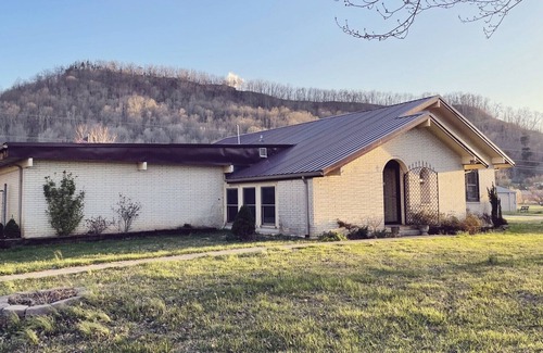 Stanton House | Morning View Ranch- Red River Gorge- Indoor Pool open March-Nov. Pet friendly.