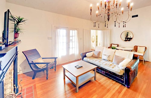 Barton Heights House | Moroccan-Inspired Retreat in SoLa -- Walk to Downtown Sleeps 6